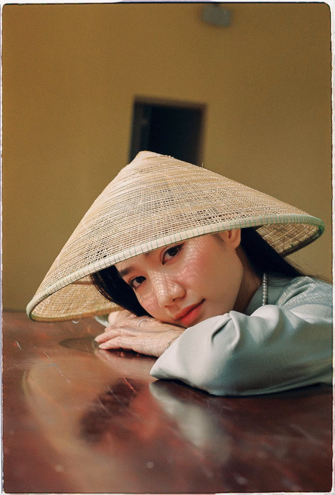 Cô nàng gây ấn tượng bởi nét đẹp dịu dàng, nữ tính.