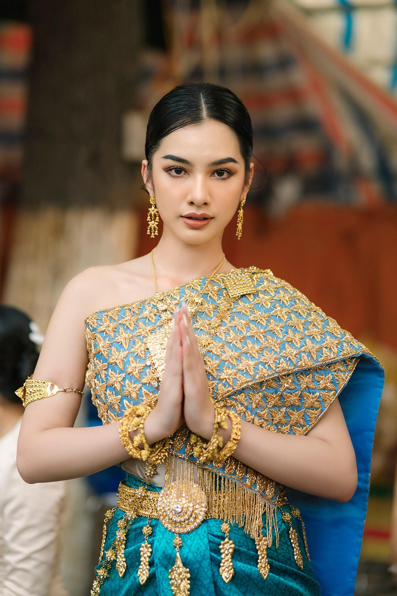 Trong trang phục truyền thống của người Thái, Cẩm Đan toát lên thần thái kiêu sa, sắc sảo.