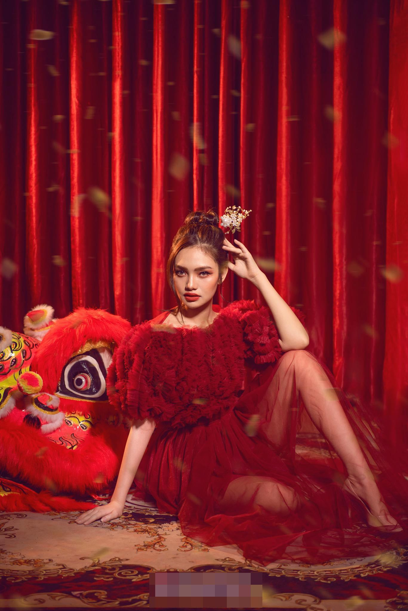 Người đẹp Đan Phượng (tên đầy đủ Nguyễn Thị Phượng) duyên dáng trong những ngày đầu năm mới.