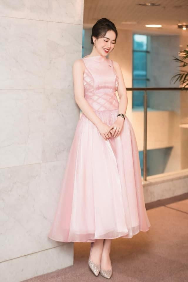 Cách đây không lâu, Mai Phương lần đầu chạm ngõ điện ảnh với bộ phim “Yêu hơn cả bầu trời”. Trong phim, cô là nữ chính duy nhất cạnh dàn sao nam đình đám như: Thanh Sơn, Bình An, Mạnh Quân… Cách đây không lâu, Mai Phương lần đầu chạm ngõ điện ảnh với bộ phim “Yêu hơn cả bầu trời”. Trong phim, cô là nữ chính duy nhất cạnh dàn sao nam đình đám như: Thanh Sơn, Bình An, Mạnh Quân…