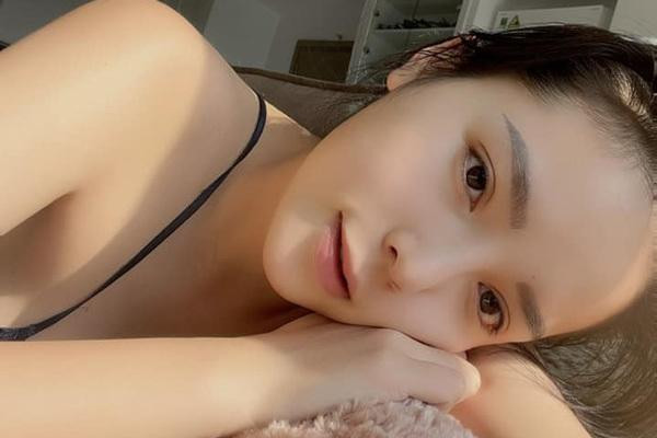 Ở thời điểm hiện tại, khi không trang điểm, khuôn mặt mộc của Kỳ Duyên vẫn rất sắc sảo, ấn tượng.