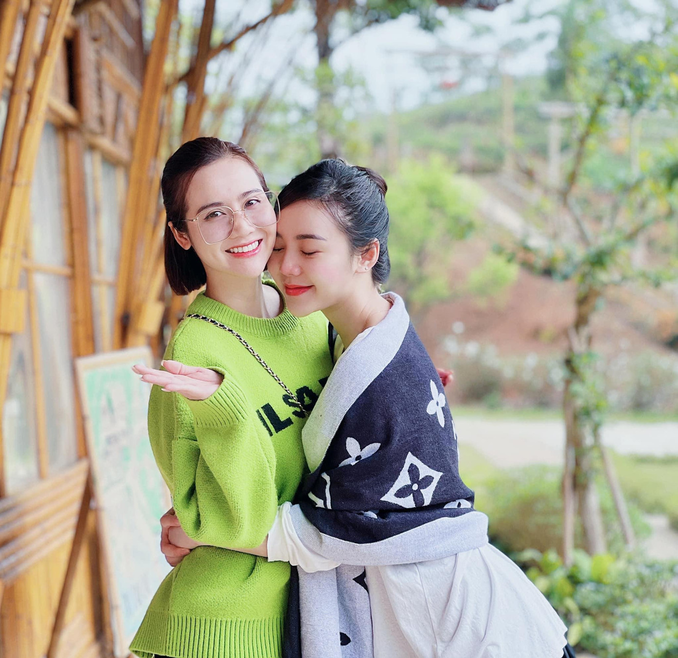 Nhan sắc xinh đẹp của hai cô nàng Quỳnh Kool và Huyền Lizzie.