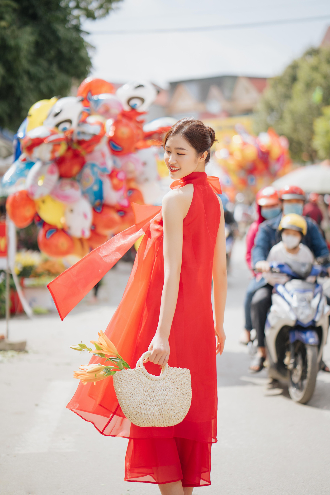 Dịp Tết năm nay, Ngọc Bích hạn chế ra ngoài do ảnh hưởng của dịch vẫn nặng nề. &quot;Ngọc Bích có nhiều thời gian hơn cho gia đình và người thân hơn. Bích cùng bố mẹ dọn nhà và chuẩn bị một cái Tết đơn giản nhưng ấm cúng. Hi vọng, năm mới đến mọi người sẽ luôn bình an, mạnh khỏe và hạnh phúc&quot;- Ngọc Bích chia sẻ.