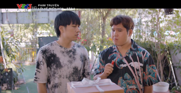 Bão và Linh dự đoán món quà Thanh tặng cho Lợi.