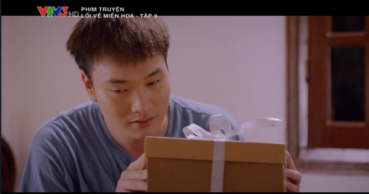 Lợi hồi hộp khi mở quà của Thanh.