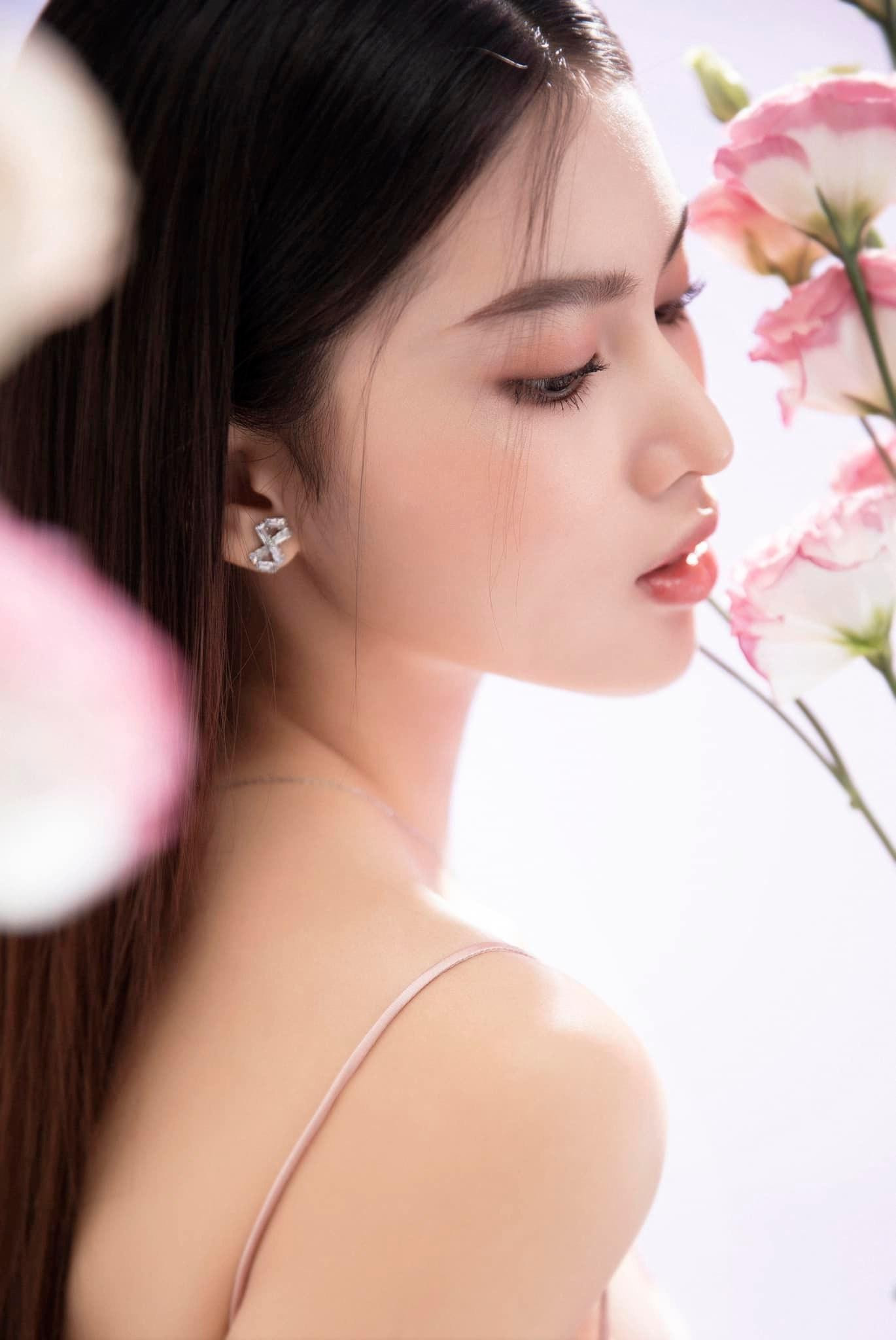 Trên trang cá nhân, Á hậu Ngọc Thảo chia sẻ loạt ảnh gợi cảm trong ngày Lễ Tình nhân kèm dòng trạng thái gây chú ý. Cô nàng viết: “Phụ nữ hãy tận hưởng Valentine theo cách riêng của mình. Đừng chờ đợi một bó hoa hay một món quà, hãy tự khiến mình trở thành một bông hoa xinh đẹp nhất”.