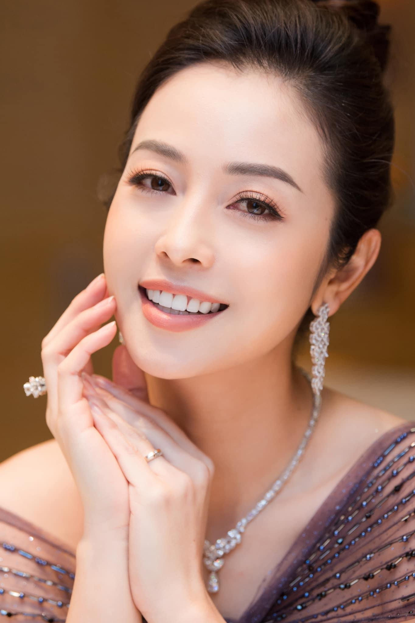 Jennifer Phạm hay búi tóc cao, trang điểm trong suốt khoe trọn nét thanh tú trên gương mặt và đường cong gợi cảm ở tuổi 37.