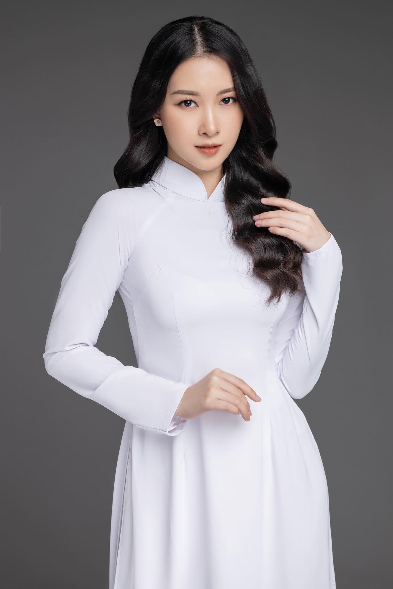 Hạnh Dung sở hữu chiều cao 1m69, nặng 48kg và có số đo 3 vòng: 80-60-90cm.