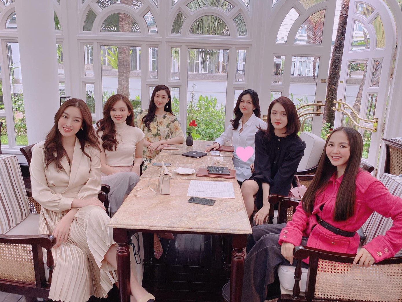 Mỗi lần hội ngộ, dàn người đẹp lại khiến dân tình xuýt xoa. Mỗi lần hội ngộ, dàn người đẹp lại khiến dân tình xuýt xoa.