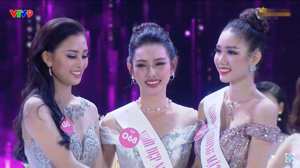 Cùng tham gia cuộc thi Hoa Hậu Việt Nam 2018, Tiểu Vy xuất sắc đạt ngôi vị cao nhất còn Thuỳ Tiên dừng chân ở vị trí top 5 với danh hiệu Người đẹp Nhân ái. Mặc dù từng là “đối thủ” tại cuộc thi nhưng ngoài đời họ lại là chị em thân thiết, luôn đồng hành cùng nhau trong cuộc sống lẫn công việc.