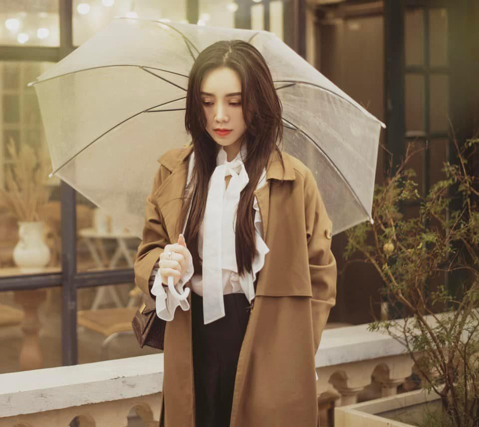 Quỳnh Kool sinh năm 1995, tên thật là Nguyễn Thị Quỳnh. Cô được đào tạo bài bản ở trường Đại học Sân khấu Điện ảnh.