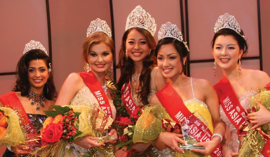 Jennifer Phạm giành vương miện Hoa hậu Châu Á tại Mỹ khi vừa tròn 21 tuổi. Thời điểm đó, cô nàng nhận được nhiều lời khen ngợi khi sở hữu gương mặt với đường nét thanh tú và vóc dáng cân đối cùng đôi chân dài thon nuột.