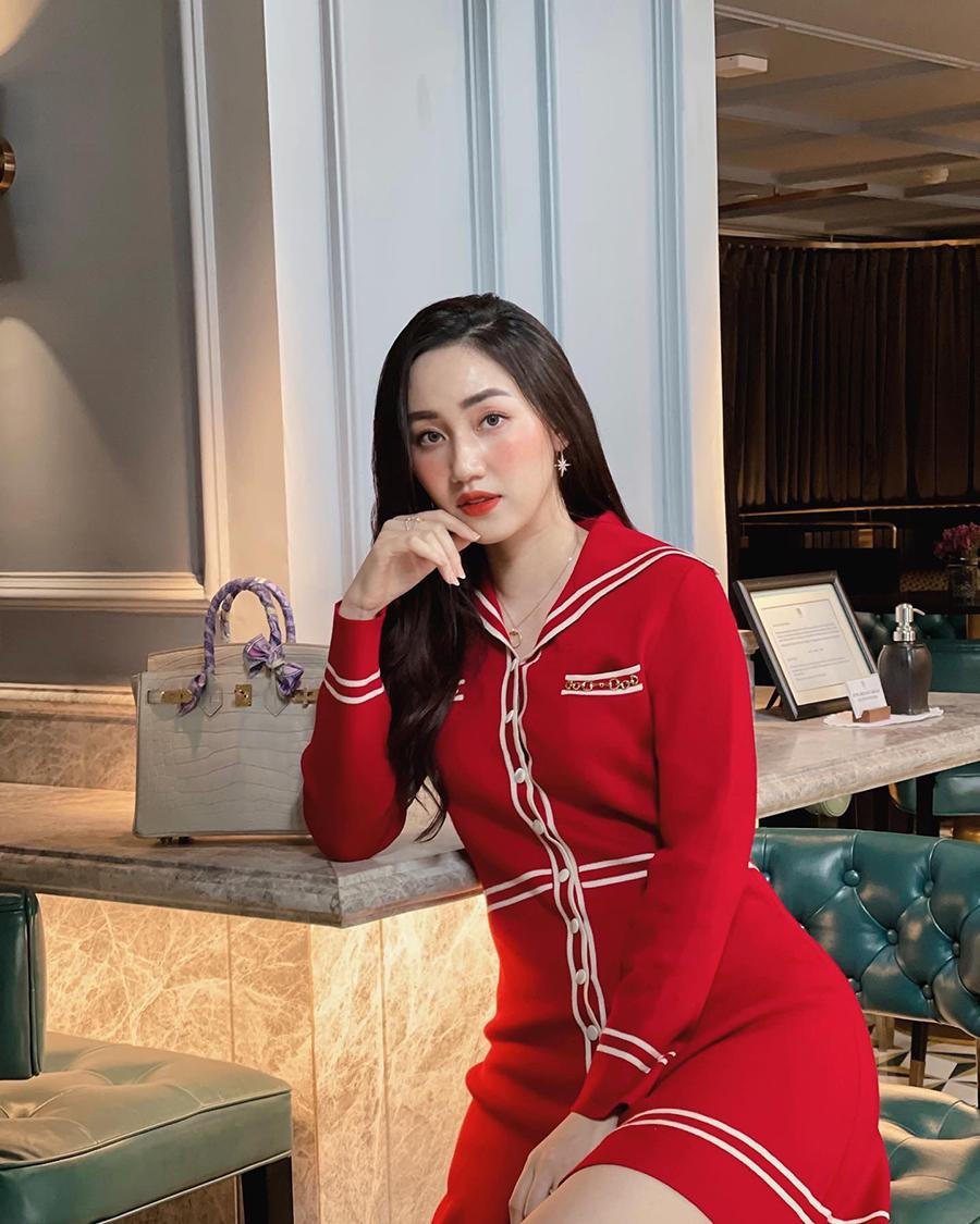 Á hậu Trà My xách túi hàng hiệu trị giá hàng trăm triệu đồng đi tụ tập. Từ sau khi kết hôn, Trà My hạn chế tham gia hoạt động showbiz, lui dần về hậu trường, chăm cho gia đình và hỗ trợ công việc kinh doanh của chồng. Á hậu Trà My xách túi hàng hiệu trị giá hàng trăm triệu đồng đi tụ tập. Từ sau khi kết hôn, Trà My hạn chế tham gia hoạt động showbiz, lui dần về hậu trường, chăm cho gia đình và hỗ trợ công việc kinh doanh của chồng.