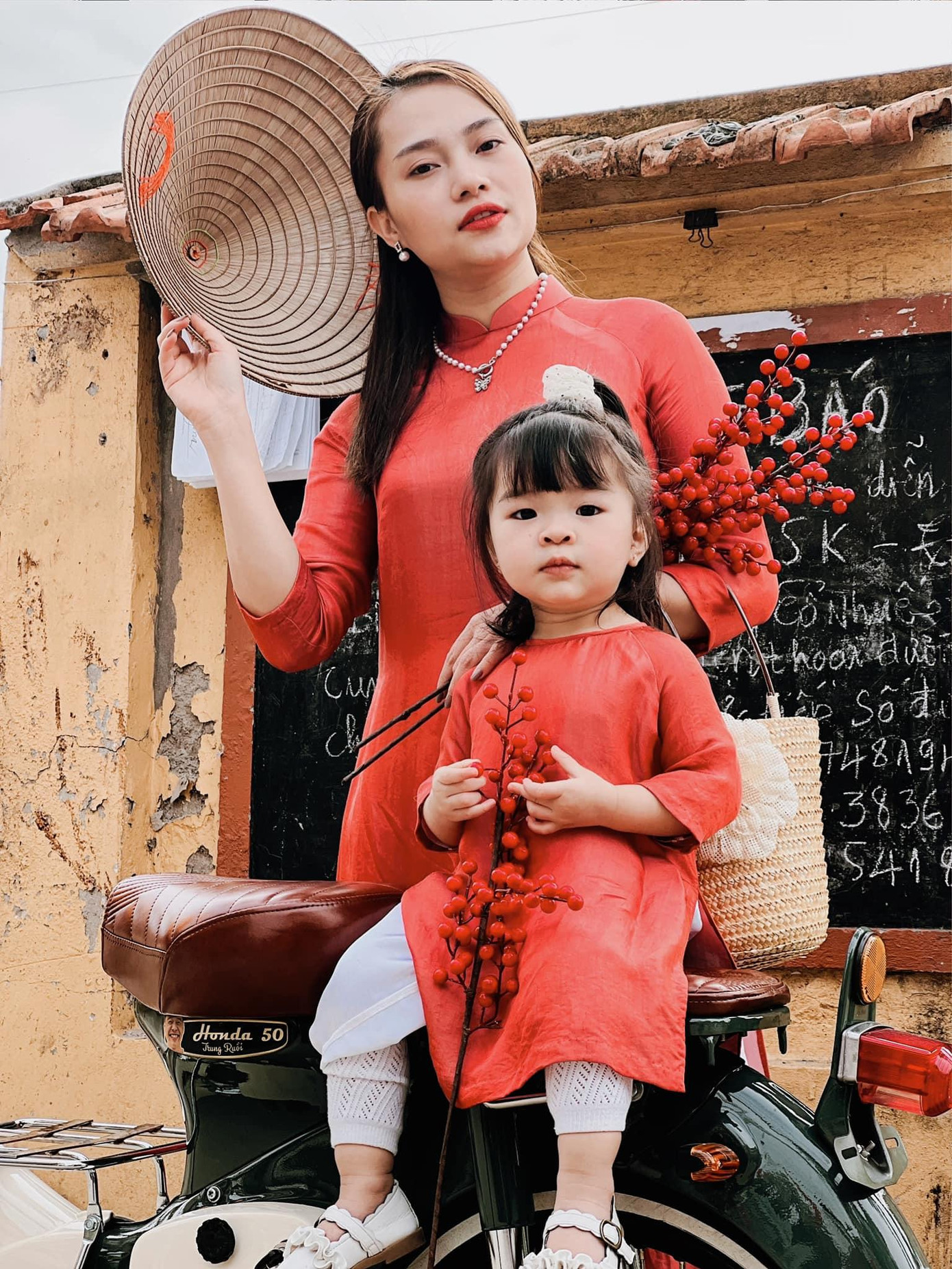 Vợ diễn viên Trung Ruồi là diễn viên múa Ngọc Hà. Cặp đôi đã có một con gái là bé Dứa.