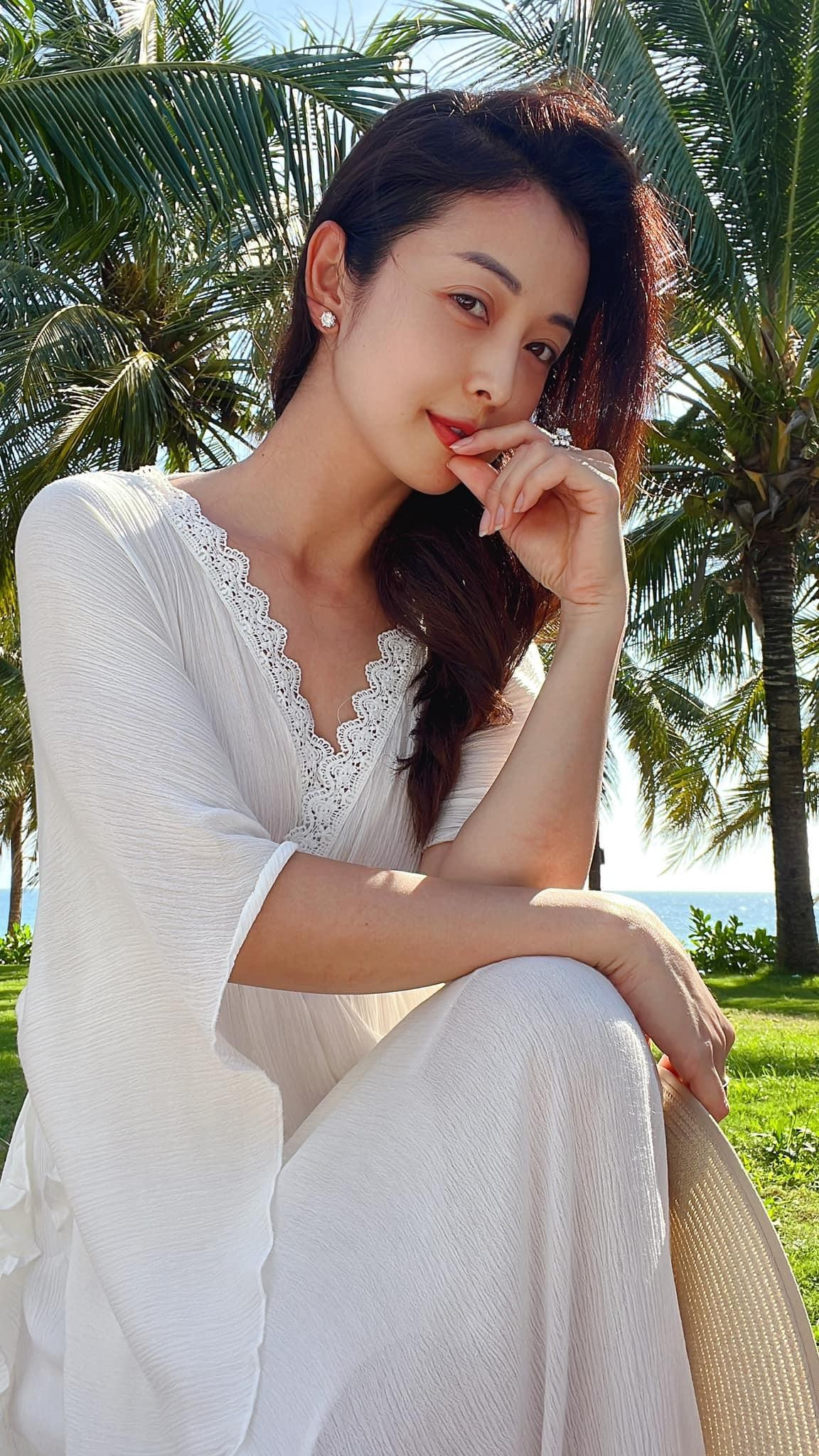 Trong những hình ảnh đời thường, Jennifer Phạm cũng vô cùng xinh đẹp, gợi cảm.