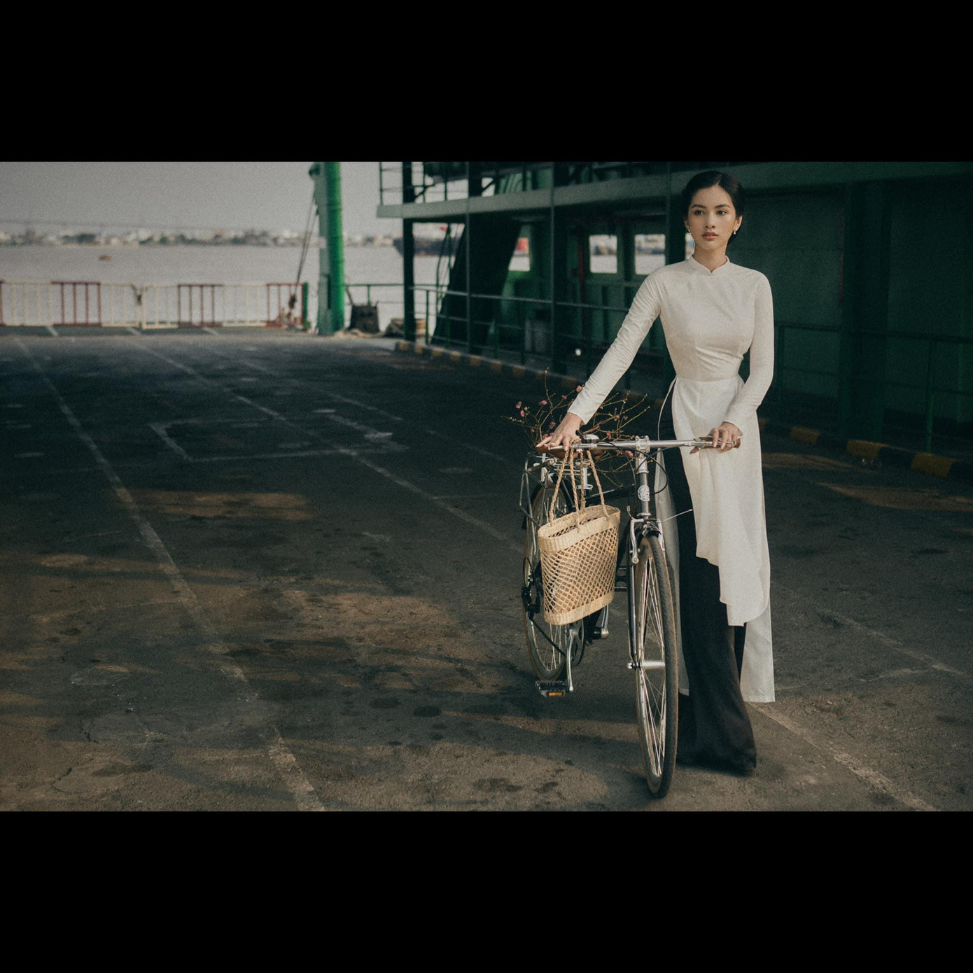 Dù không diện đồ sexy, Cẩm Đan vẫn tự tin phô diễn đường cong quyến rũ.