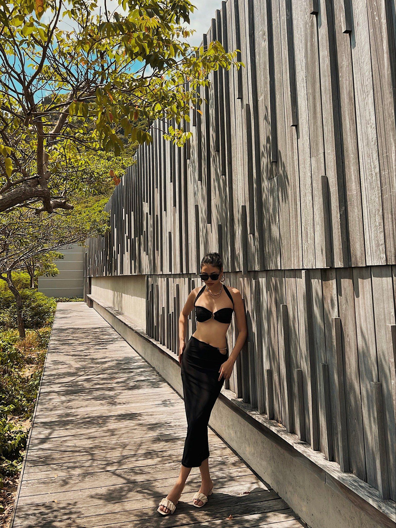 Đào Thị Hà gây ấn tượng với nụ cười toả nắng, luôn tràn đầy năng lượng. Cô sở hữu chiều cao 1m75 và số đo ba vòng gợi cảm: 85-64-95cm.