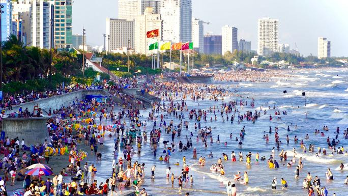 Du khách khắp nơi đổ về, bãi biển Vũng Tàu đông nghẹt - Ảnh 4.