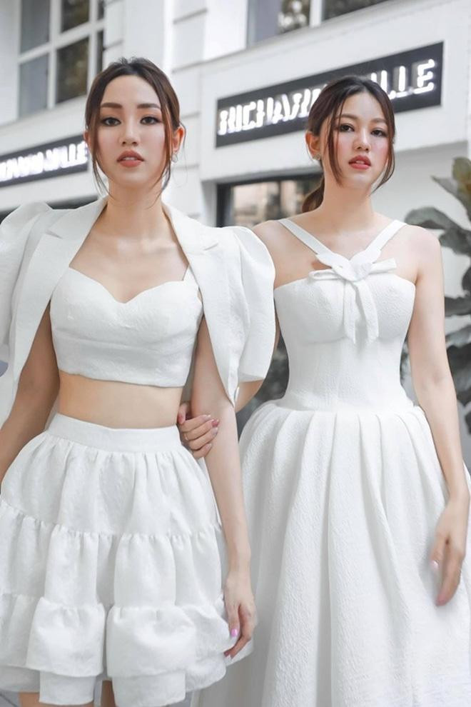 Sau khi kết hôn và sinh con, cả Trà My và Thanh Tú vẫn sở hữu thân hình thon gọn, thần thái sang chảnh khiến nhiều người không khỏi trầm trồ và ghen tị.