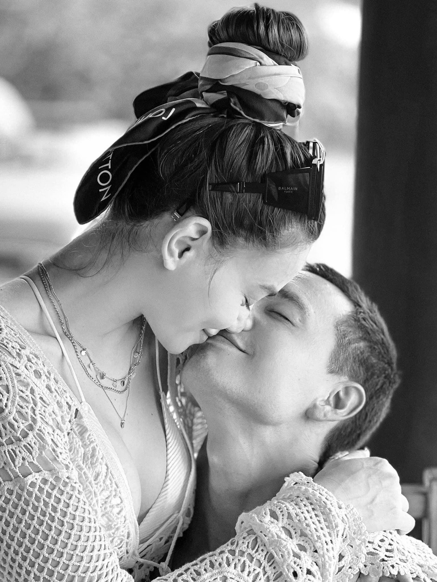 Kim Lý chia sẻ khoảnh khắc khóa môi Hồ Ngọc Hà ngọt lịm kèm lời nhắn: “Chúc mừng ngày lễ tình nhân, tình yêu của tôi. Hãy tin tưởng vào hành trình của chúng ta và nắm bắt từng khoảnh khắc đẹp. Luôn cầu chúc cho em những điều tốt đẹp nhất trong cuộc sống. Yêu em”.