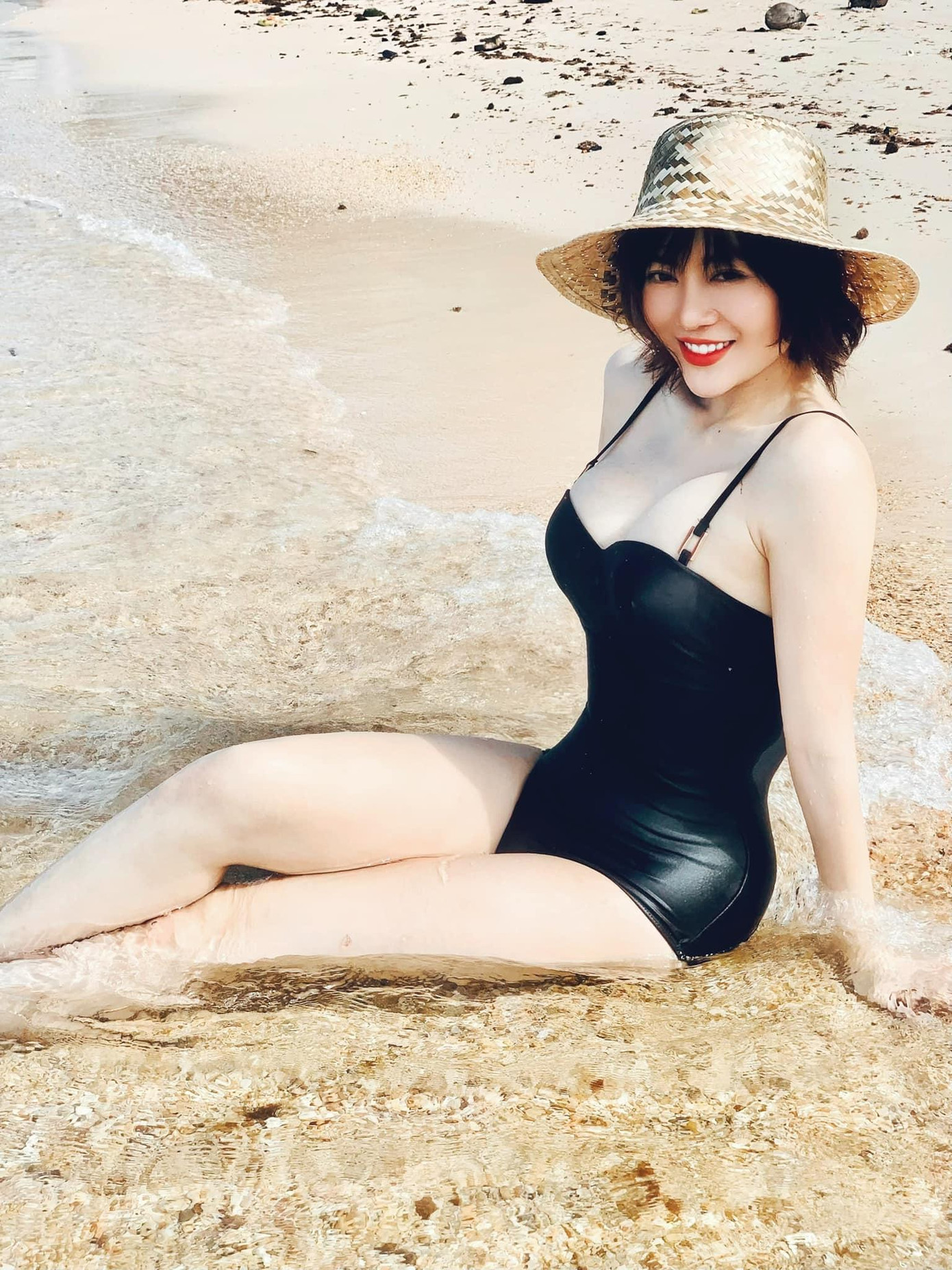 Mới đây, diễn viên Thanh Hương gây “bão” cộng đồng mạng với loạt ảnh diện đồ bơi một mảnh cực nóng bỏng, sexy.