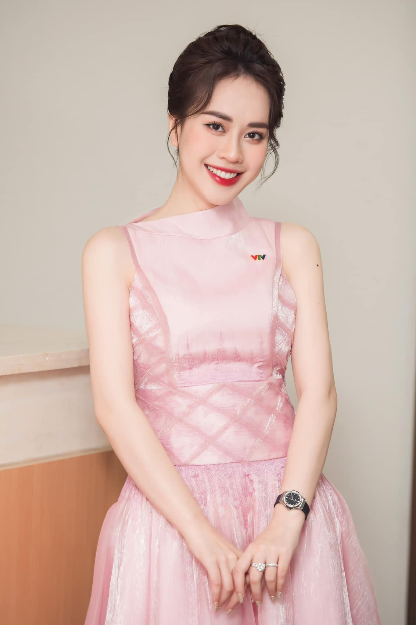 Với nhan sắc kiều diễm, xinh đẹp tựa nàng thơ, Mai Phương chiếm trọn cảm tình của người hâm mộ. Với nhan sắc kiều diễm, xinh đẹp tựa nàng thơ, Mai Phương chiếm trọn cảm tình của người hâm mộ.