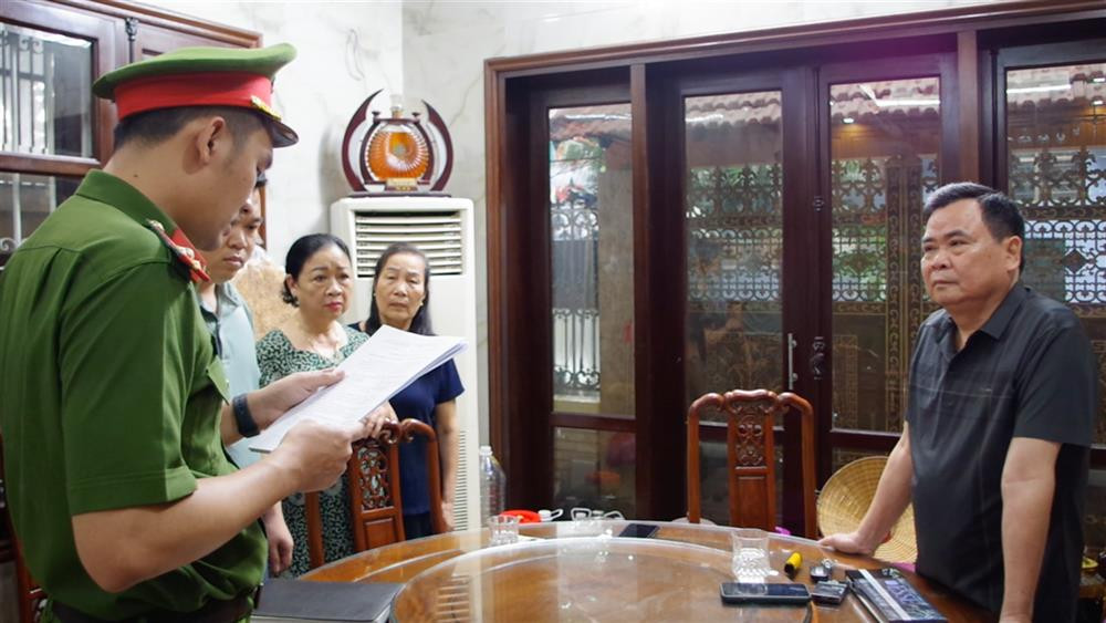 Ông Lê Tuấn Dũng (áo đen, bên phải). Ảnh: Cổng thông tin Bộ Công an.