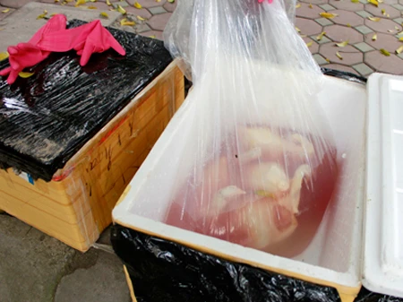 Toàn bộ số hàng trên đều được ghi bằng chữ Trung Quốc bên ngoài bao bì, bốc mùi hôi thối