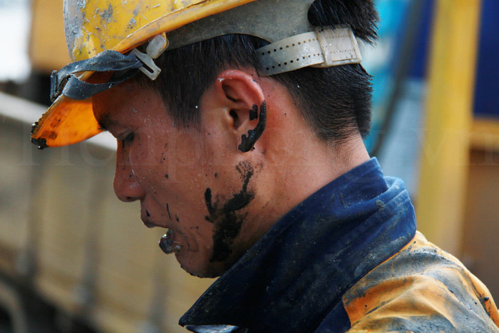 Khuôn mặt dính đầy bùn đất, mồ hôi. Ảnh: Trường Phong