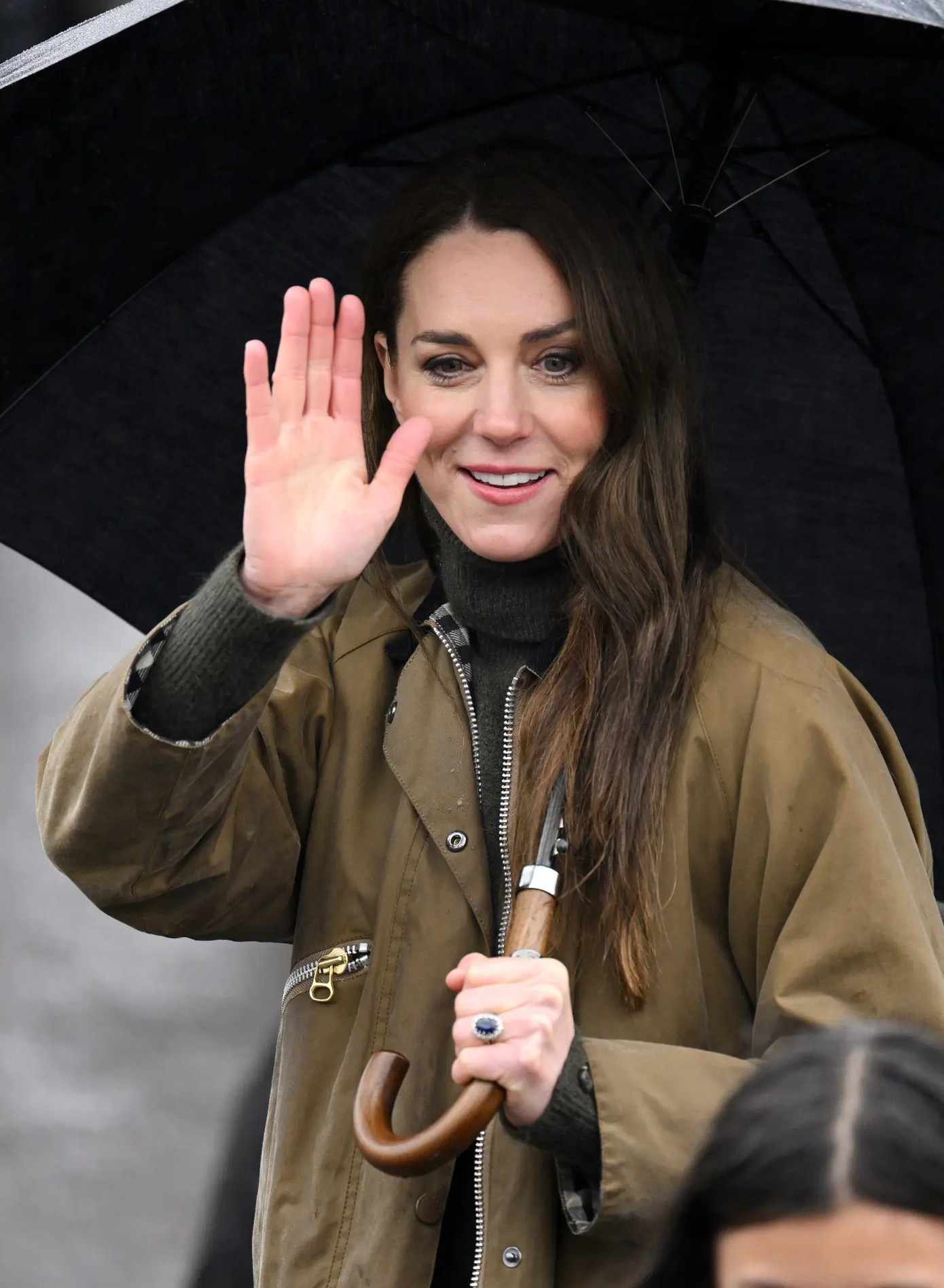 Công nương Kate thường giữ im lặng khi được hỏi về mẹ chồng, nhưng lại vui vẻ chia sẻ về chiếc nhẫn đính hôn thừa hưởng từ bà. Ảnh: WireImage. Công nương Kate thường giữ im lặng khi được hỏi về mẹ chồng, nhưng lại vui vẻ chia sẻ về chiếc nhẫn đính hôn thừa hưởng từ bà. Ảnh: WireImage.