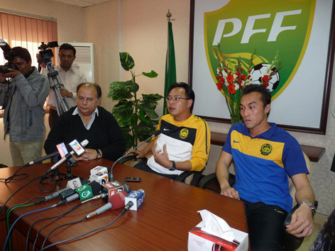 HLV ĐT U23 Malaysia Ong Kim Swee (giữa) đánh giá thấp khả năng của ĐT U23 VN tại SEA Games sắp tới. ảnh: Internet. HLV ĐT U23 Malaysia Ong Kim Swee (giữa) đánh giá thấp khả năng của ĐT U23 VN tại SEA Games sắp tới. ảnh: Internet