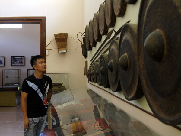 Nguyễn Minh Thành háo hức khi được thăm bảo tàng Quang Trung, được xem biểu diễn võ thuật