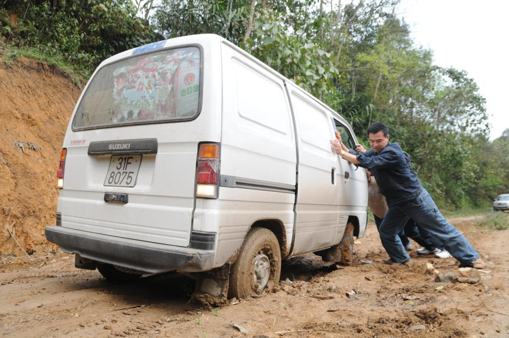 Đường vào trường gập gềnh nguy hiểm. Không ít đoạn bùn đất lầy lội, xe rất khó vượt qua