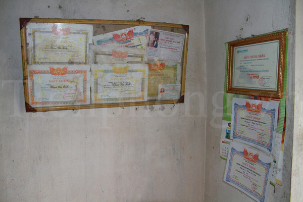 Giấy khen của Đích treo ở một góc nhà. Ảnh: Trường Phong