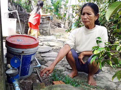 Ba năm rồi người dân Bình Tú mòn mỏi chờ nước sạch từ dự án. ảnh: H. Văn