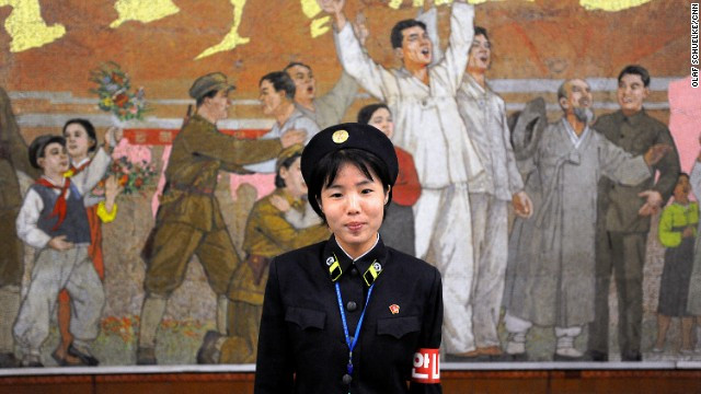 Nữ cảnh vệ Triều Tiên làm nhiệm vụ canh gác tại khu vực có tấm ảnh lớn. Nữ cảnh vệ Triều Tiên làm nhiệm vụ canh gác tại khu vực có tấm ảnh lớn