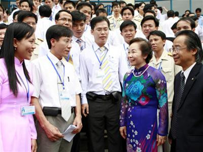 Phó Chủ tịch nước Nguyễn Thị Doan trao đổi với các thầy thuốc trẻ bên lề Đại hội - Ảnh: Hồng Vĩnh Phó Chủ tịch nước Nguyễn Thị Doan trao đổi với các thầy thuốc trẻ bên lề Đại hội - Ảnh: Hồng Vĩnh