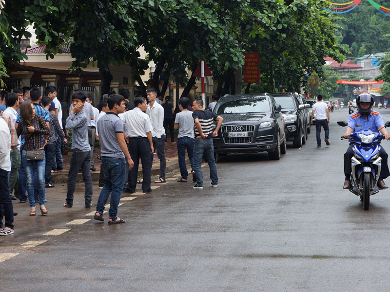 Những chiếc xê hộp trước khu vực cổng toàn án