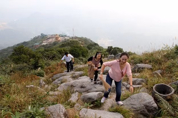 Những bậc đá cheo leo vẫn níu chân khách hành hương