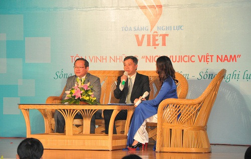 Ông Lê Phụng Hào (ngoài cùng bên trái), Chủ tịch Hội Marketing Việt Nam giao lưu với các bạn trẻ