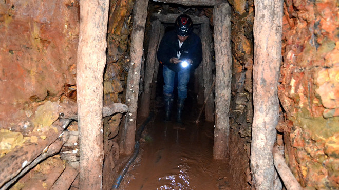 Địa đạo dài hun hút xuyên qua cả một đồi thông. Địa đạo dài hun hút xuyên qua cả một đồi thông