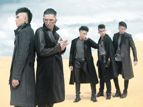 Nhóm 365 trên trường quay MV Get On The Floor