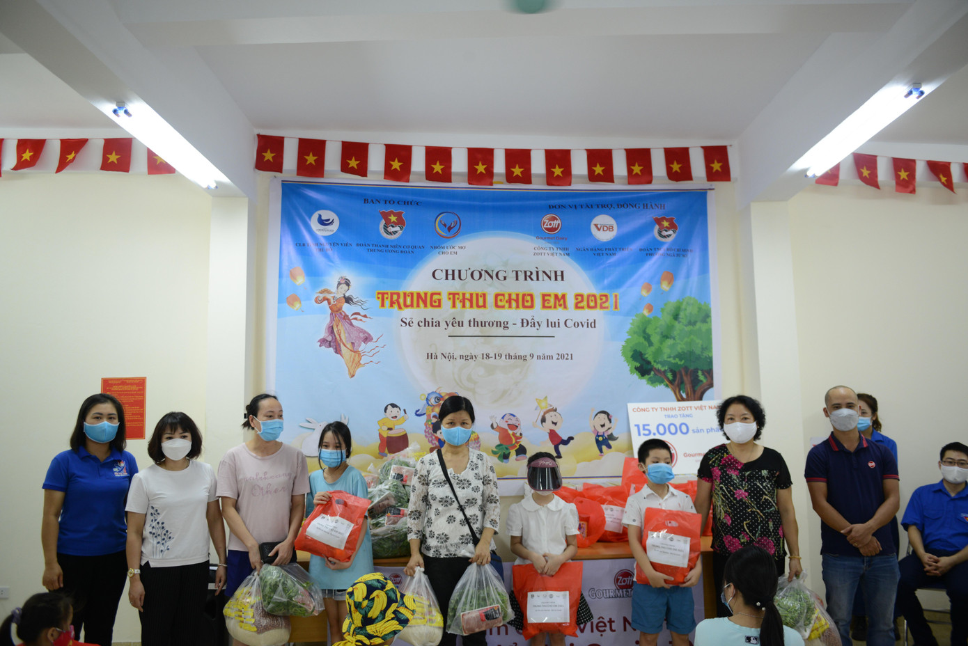 Đại diện Ban tổ chức chương trình tặng quà cho các em thiếu nhi tại khu vực Ngã Tư Sở, Hà Nội