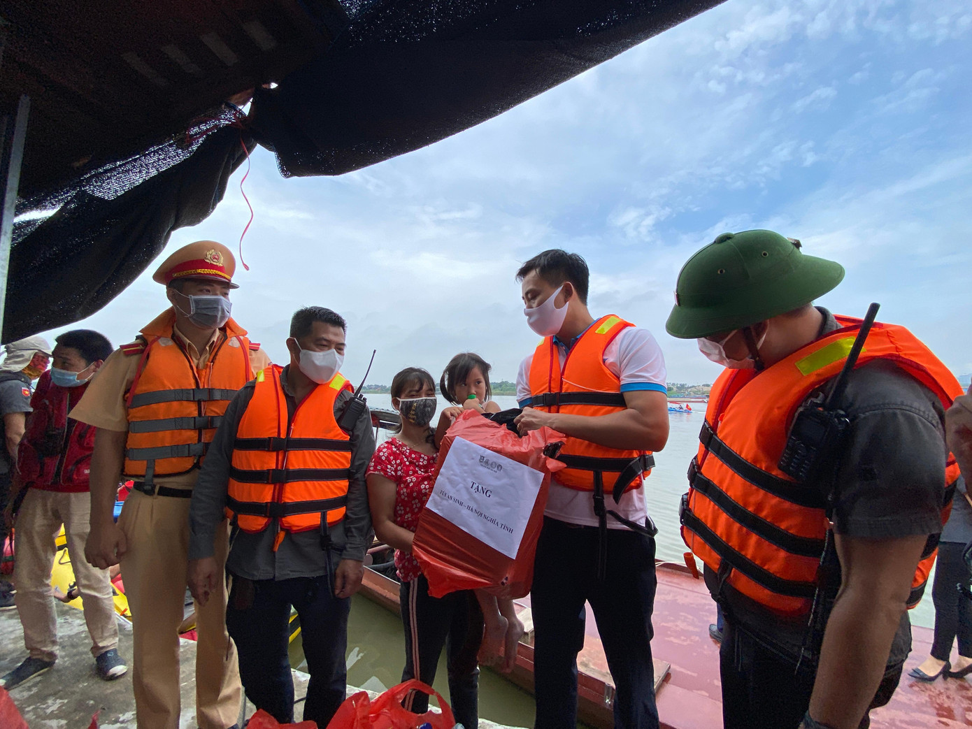 Phó Bí thư thường trực Thành Đoàn, Chủ tịch Hội LHTN TP Hà Nội Nguyễn Đức Tiến, cùng đoàn công tác trao quà hỗ trợ cho người dân làng chài sông Hồng Phó Bí thư thường trực Thành Đoàn, Chủ tịch Hội LHTN TP Hà Nội Nguyễn Đức Tiến, cùng đoàn công tác trao quà hỗ trợ cho người dân làng chài sông Hồng