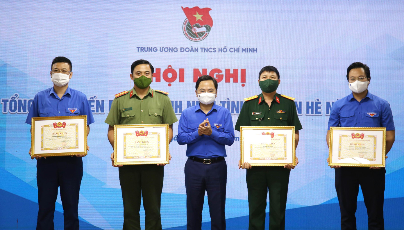 Anh Nguyễn Anh Tuấn, Ủy viên T.Ư Đảng, Bí thư thứ nhất T.Ư Đoàn trao tặng Bằng khen cho các tỉnh, thành Đoàn, Đoàn trực thuộc có thành tích xuất sắc trong công tác triển khai, tổ chức các hoạt động Chiến dịch TNTN hè 2021.