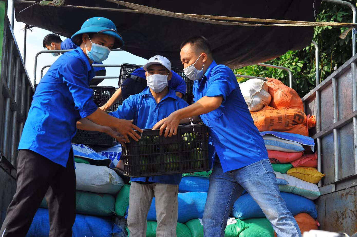 Tuổi trẻ Hà Giang trao tặng nhu yếu phẩm cho tuổi trẻ Thủ đô thời điểm Hà Nội thực hiện giãn cách xã hội
