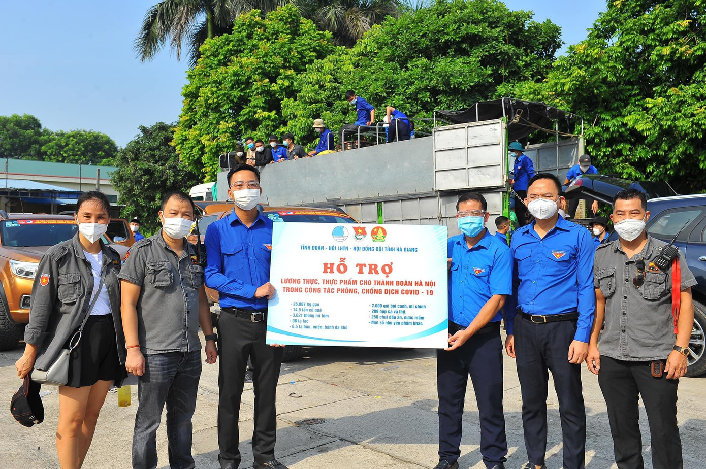 Phó Bí thư Thường trực Thành đoàn, Chủ tịch Hội LHTN TP. Hà Nội Nguyễn Đức Tiến đón nhận nhu yếu phẩm hỗ trợ từ tuổi trẻ Hà Giang Phó Bí thư Thường trực Thành đoàn, Chủ tịch Hội LHTN TP. Hà Nội Nguyễn Đức Tiến đón nhận nhu yếu phẩm hỗ trợ từ tuổi trẻ Hà Giang