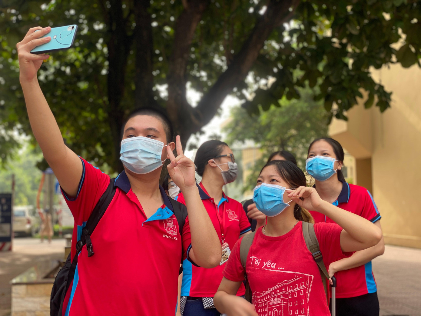 Các bạn sinh viên ĐH Y Hà Nội vui vẻ chụp ảnh trước khi lên đường lấy mẫu