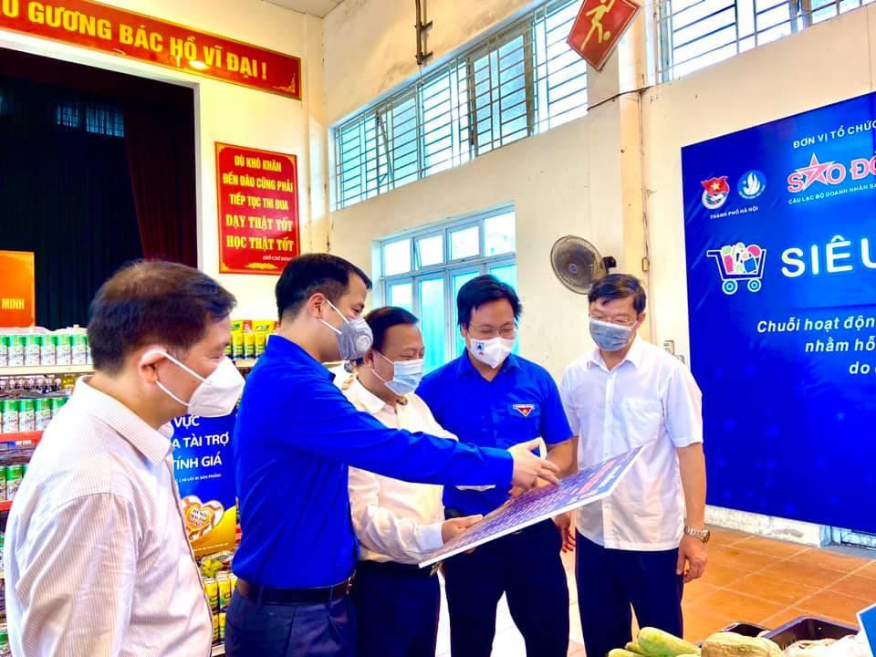 Bí thư T.Ư Đoàn Ngô Văn Cương (thứ 2, từ phải sang) xem menu các sản phẩm tại Siêu thị 0 đồng Bí thư T.Ư Đoàn Ngô Văn Cương (thứ 2, từ phải sang) xem menu các sản phẩm tại Siêu thị 0 đồng