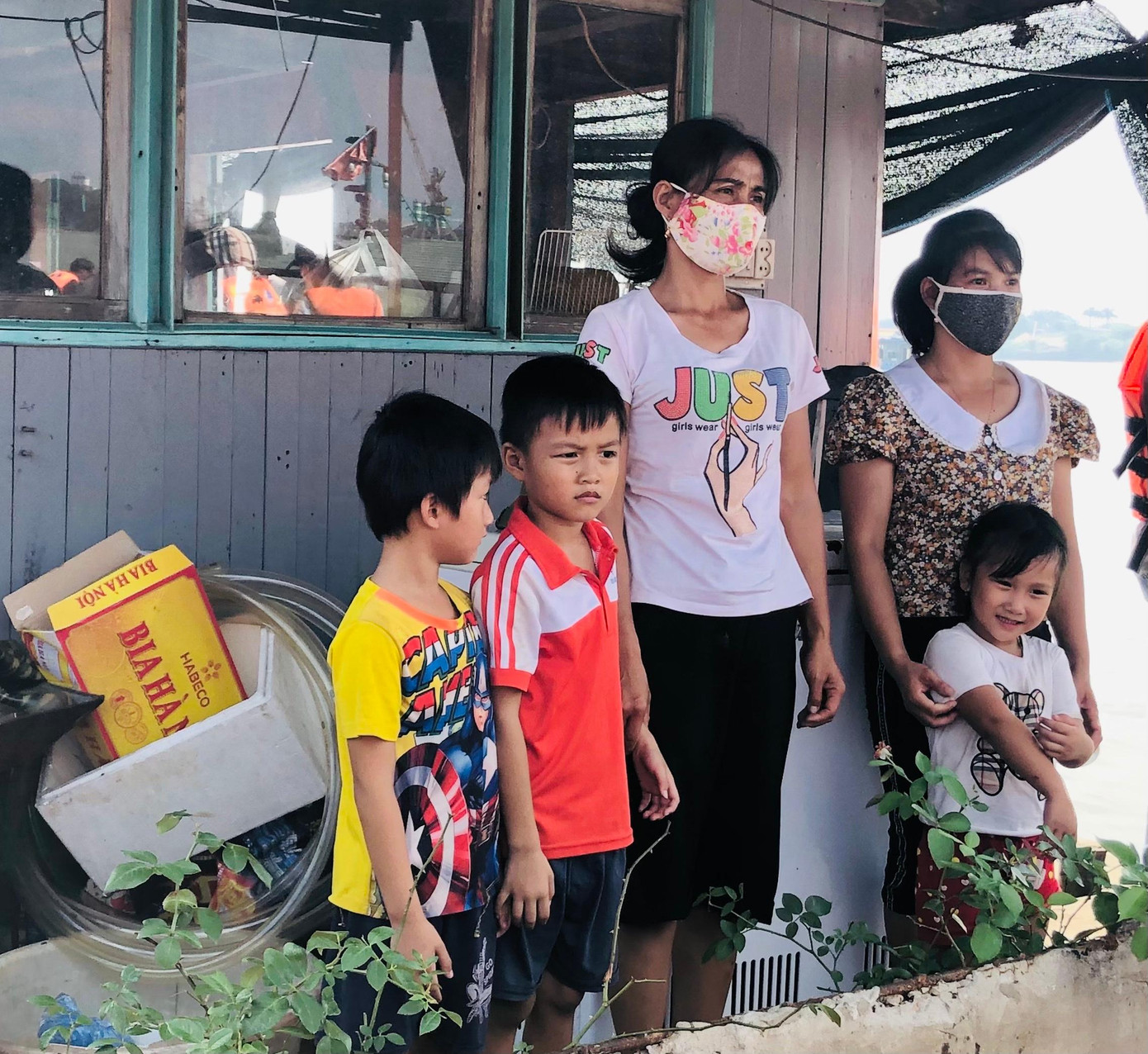 Phụ huynh, các em thiếu nhi làng chài sông Hồng mong ngóng được nhận quà từ chương trình